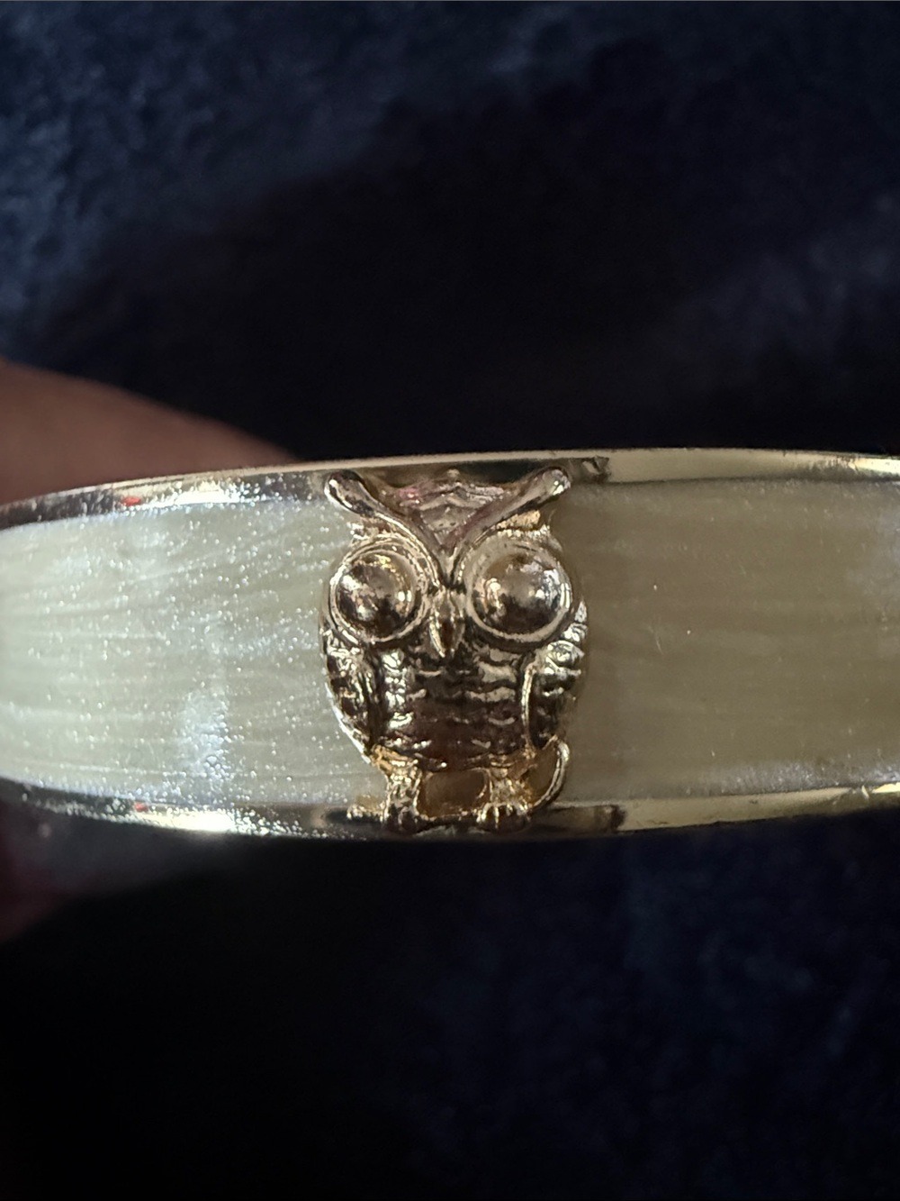 Vintage Owl Motif Gold Tone Hinged Bangle Bracelet Mother of Pearl Look - Picture 3 of 7